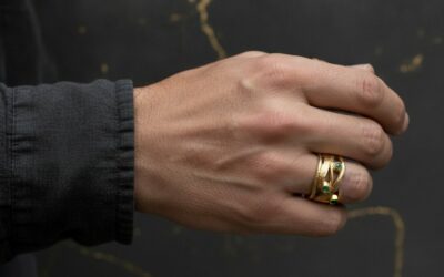 Regalo joyas hombre: ¿Anillo o Colgante para Impactar?